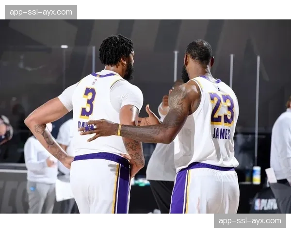 伤病动态：热火官方更新，乐福因背部紧张明日出战成疑，球队低位防守轮换面临考验